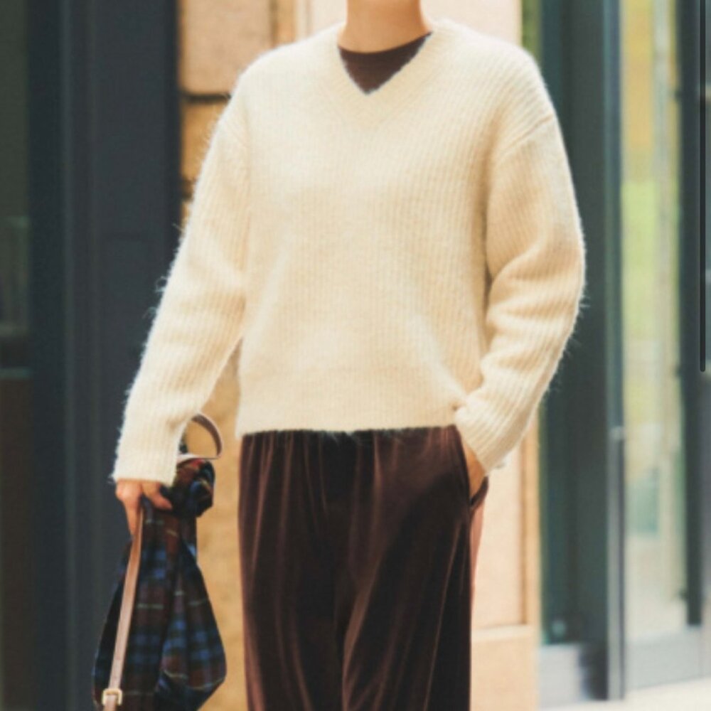 Uniqlo Fluffy V-Neck Sweater Off White Medium